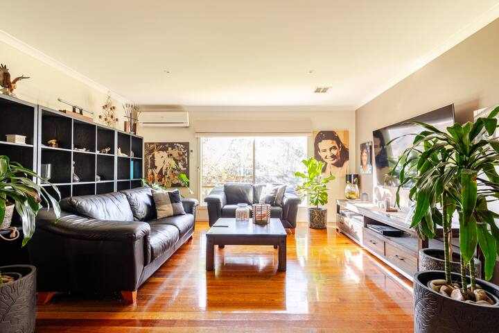 Tropical Oasis with spa and Cinema room