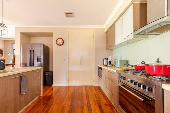 Tropical Oasis with spa and Cinema room gallery image 5