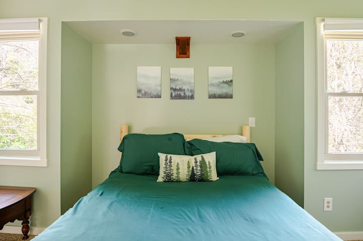 Spálňa s (1) manželskou posteľou, písacím stolom a pripojenou kúpeľňou s toaletou