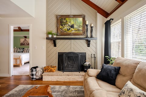 Popular Airbnb listing: Hot Tub/Stream/FirePit/.3 Miles to Golf/Ski/Tennis in Sugar Mountain