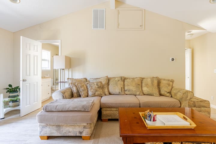 Spacious Cottage W/vaulted Ceiling - Mountain View, CA