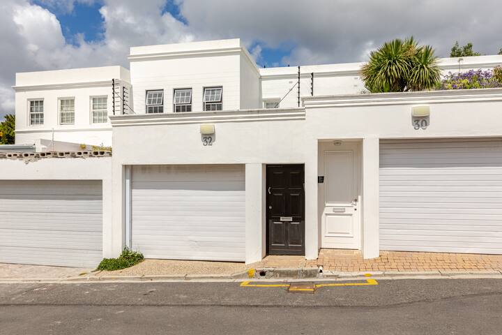 Gorgeous Townhouse in Newlands Village gallery image 3