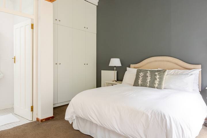 Gorgeous Townhouse in Newlands Village gallery image 4