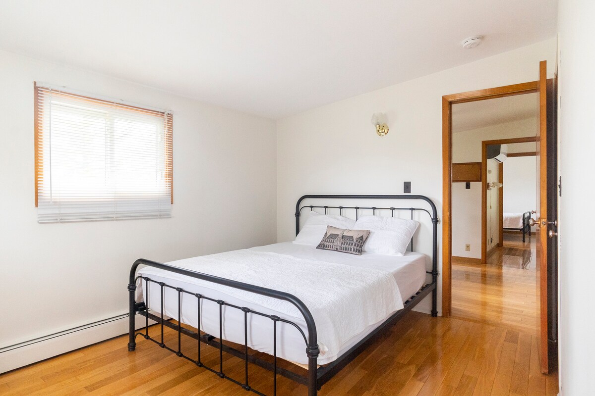 Descubre la serena comodidad de una cama tamaño queen, que ofrece un refugio tranquilo para descansar. Incluye baño privado, que ofrece mayor comodidad y privacidad.
