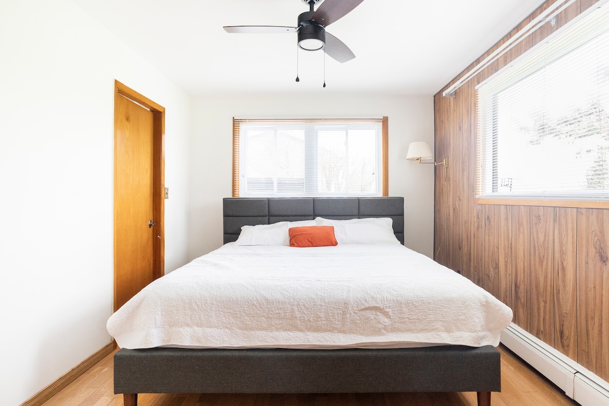 Cuenta con una lujosa cama tamaño king, perfecta para una noche de sueño reparador.
