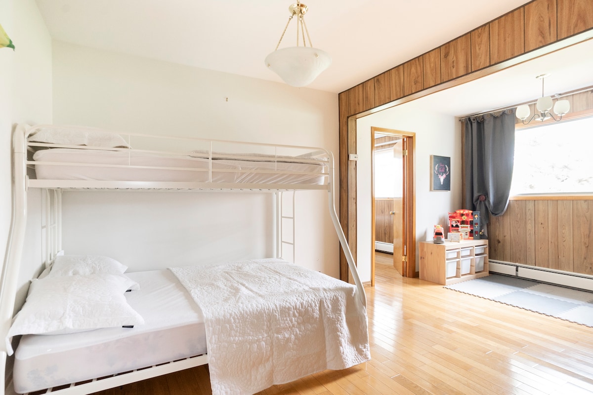 Diseñada para la flexibilidad, esta habitación tiene una litera con una cama doble en la parte inferior y una cama individual en la parte superior, por lo que es perfecta para niños o grupos más pequeños. In additon también tiene una zona de juegos para niños. 