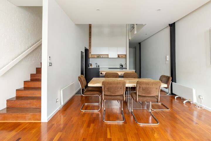 Warehouse in cool Collingwood. gallery image 2