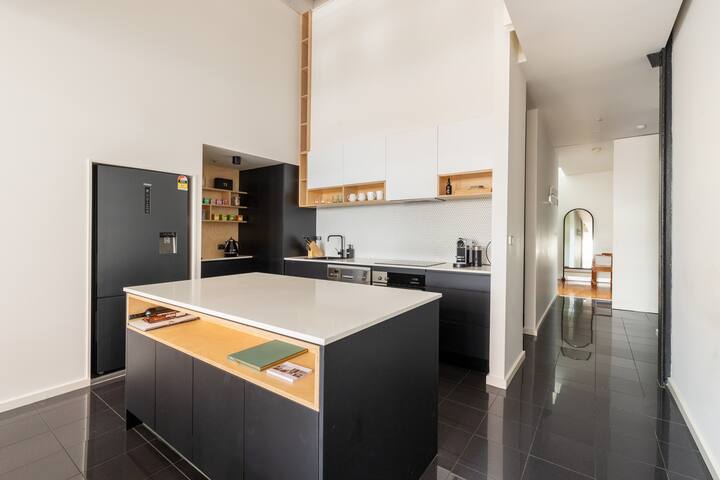 Warehouse in cool Collingwood. gallery image 4