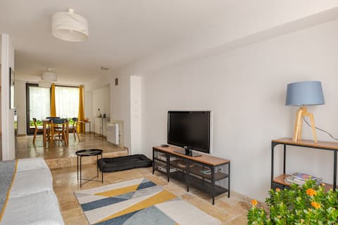 Top performing Airbnb: Studio, terrace, air conditioning, private parking, near Eurexpo in Saint Priest