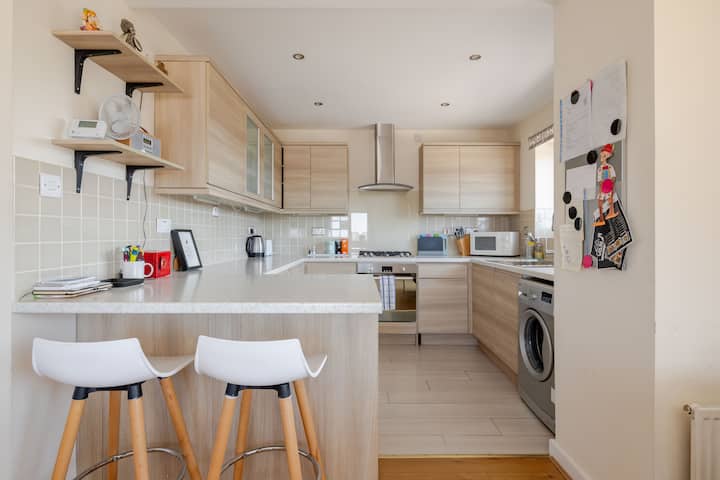 Centrally Located, Gorgeous View - Brentford