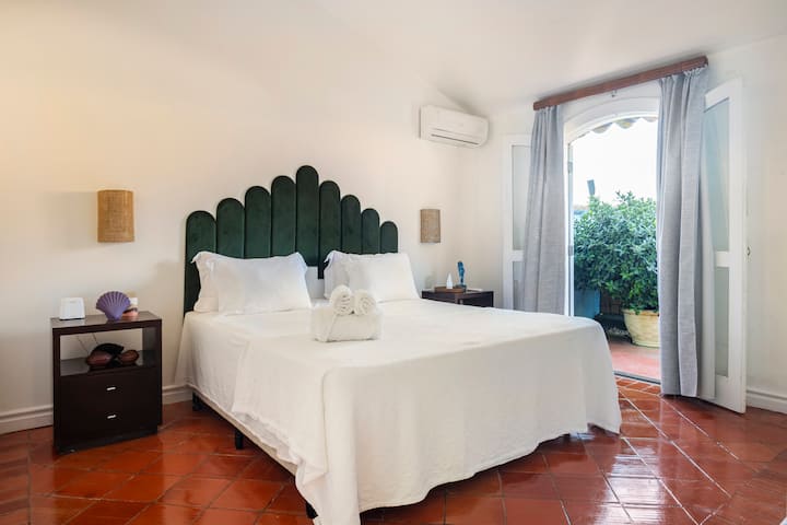 Cama tamaño queen súper lujosa que no encontrarás en ningún otro hotel de lujo/Airbnb. Súper cómodo para dormir una noche maravillosa. La mejor ropa de cama es no negociable para nosotros. 
