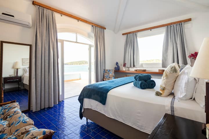cama tamaño king adicional: las camas y todo lo relacionado con las camas son súper importantes para nosotros. No obtendrás estas cómodas camas en ningún hotel de lujo ni en ningún Airbnb. Cama extragrande súper cómoda, acogedora y enorme en la habitación Poseidón. 