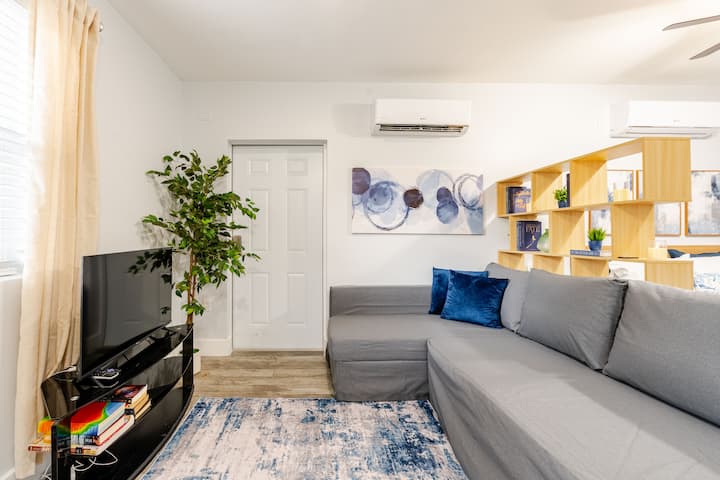 Cozy House Near Design District - Miami, FL