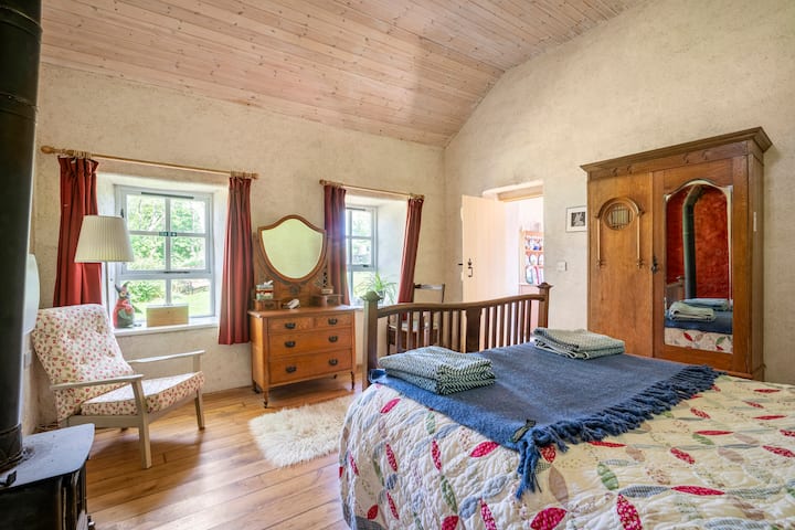 Chambre principale - Rideaux en tweed Donegal et meubles en chêne antique : un clin d'œil et un clin d'œil aux origines de la forêt de chênes de Derry !