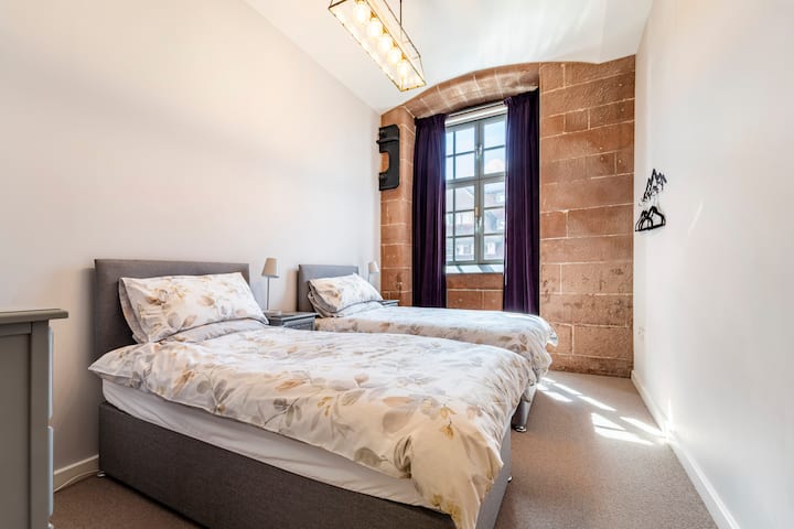 Chumba cha kulala cha pili - vitanda viwili, mapazia ya kuzuia mwanga