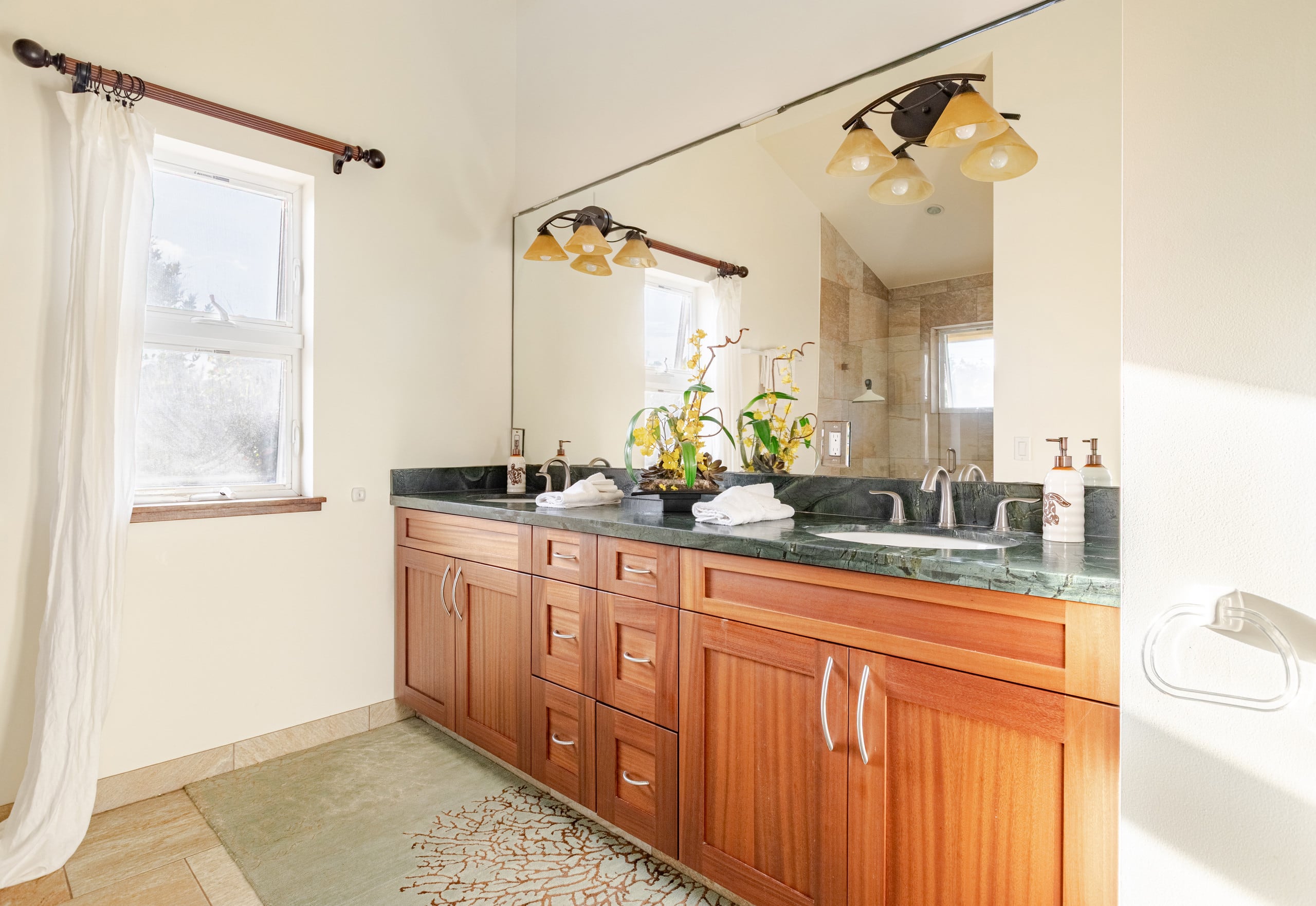 Oceanfront gated estate w/heated saltwater pool. - Photo 23