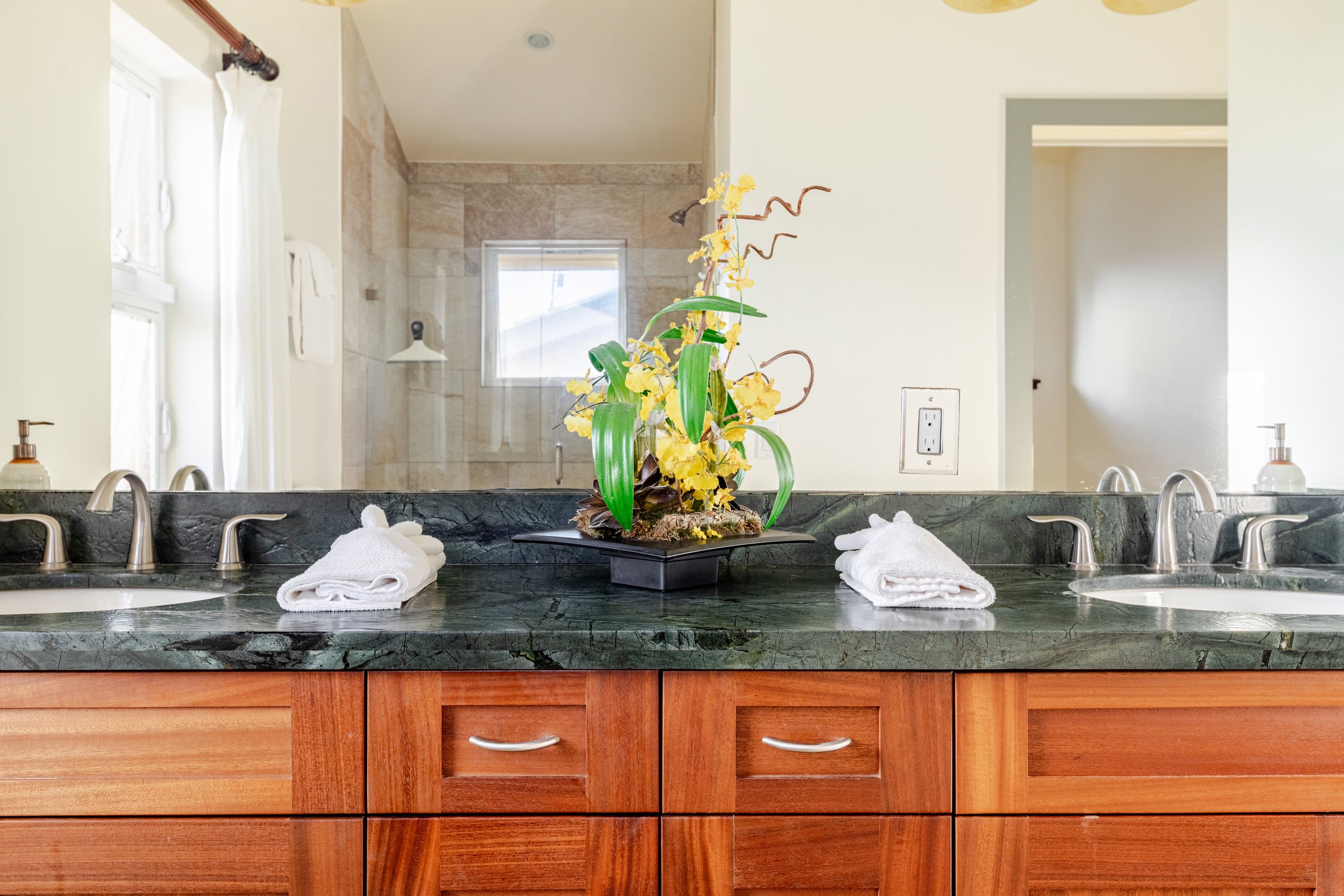 Oceanfront gated estate w/heated saltwater pool. - Photo 25