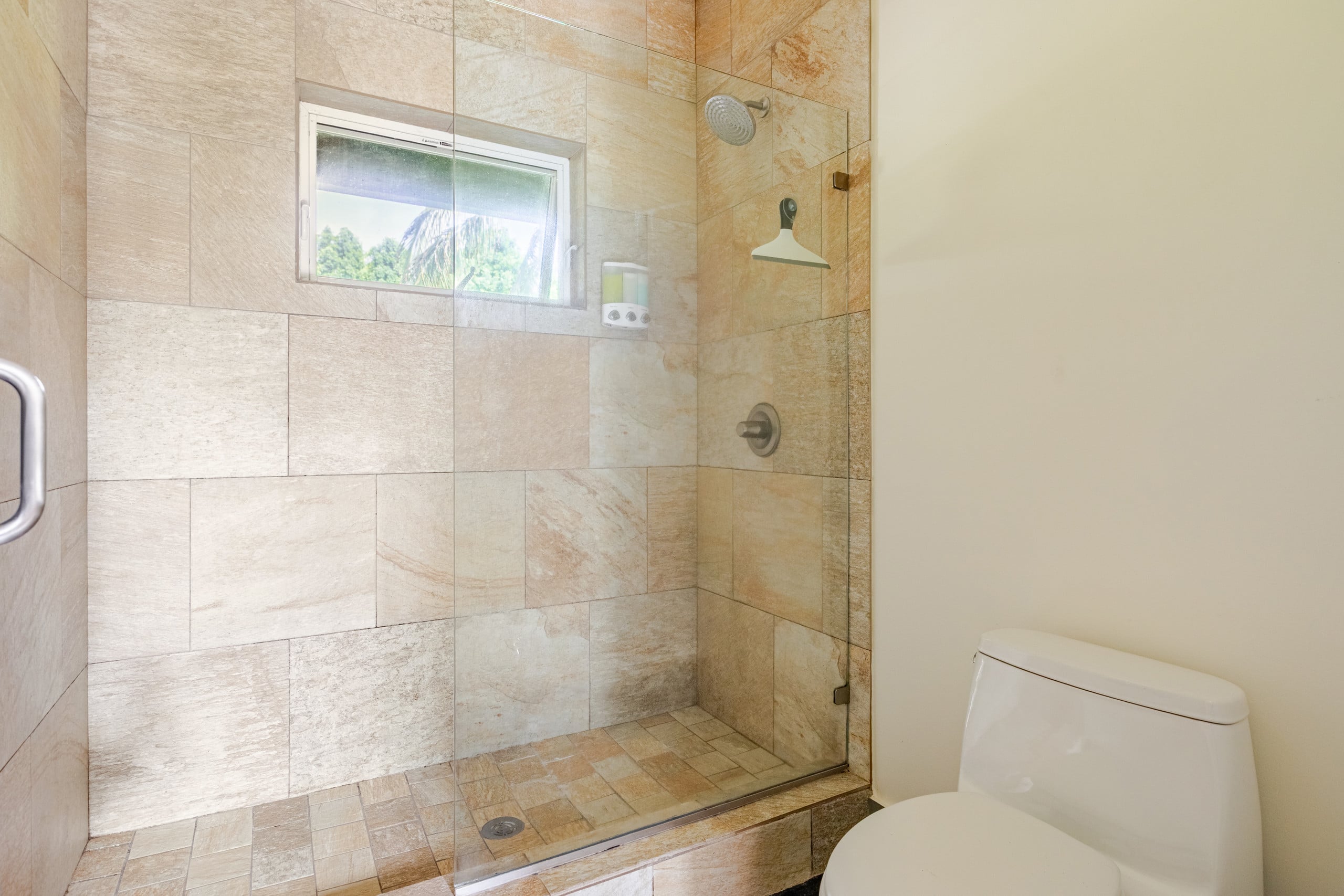 Oceanfront gated estate w/heated saltwater pool. - Photo 27