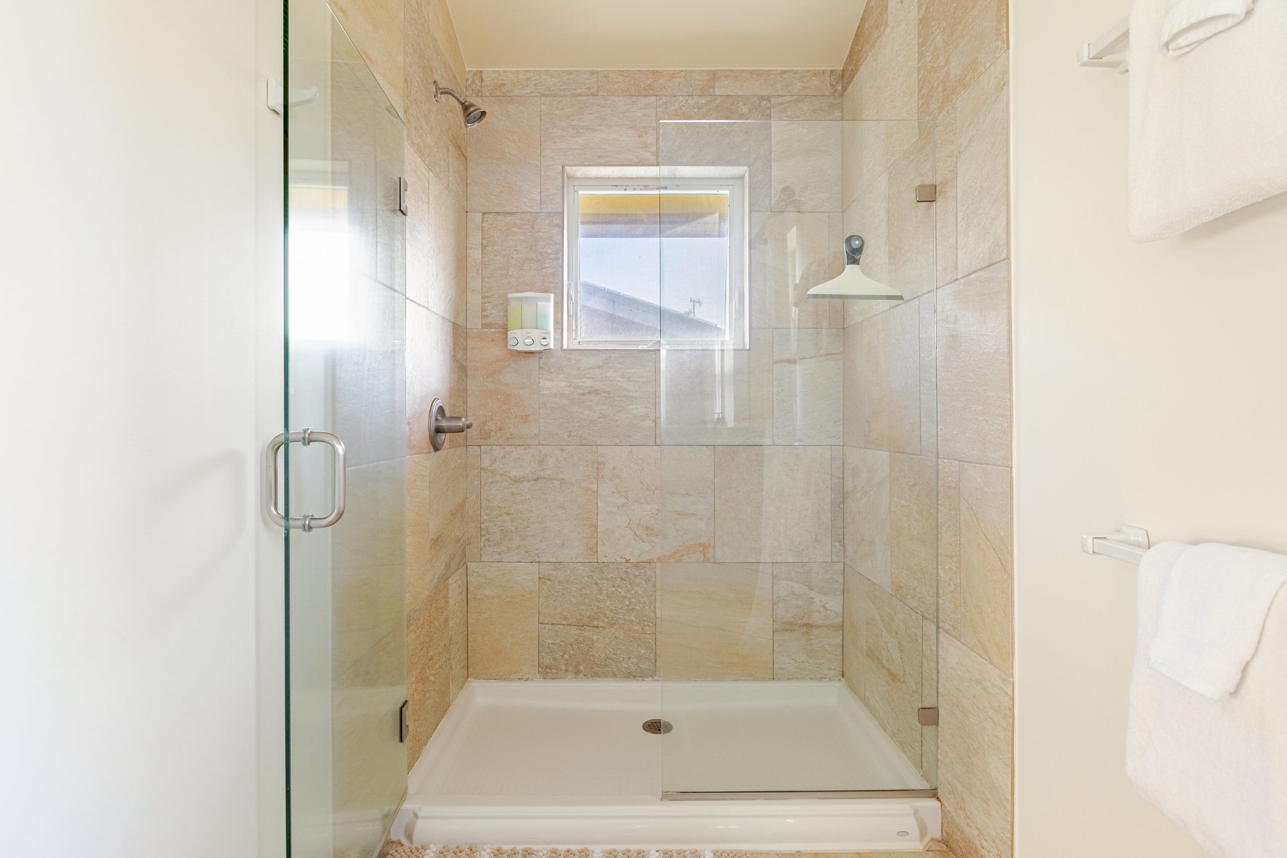 Oceanfront gated estate w/heated saltwater pool. - Photo 22