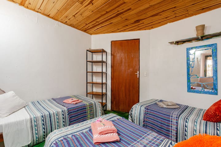 蓝色房间内有3张单人床。 这是一个灵活的房间：可供单人或情侣使用+ 1张单人床。