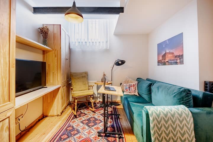 Peaceful Historic Apartment With A Garden In ŞIşli - Istanbul