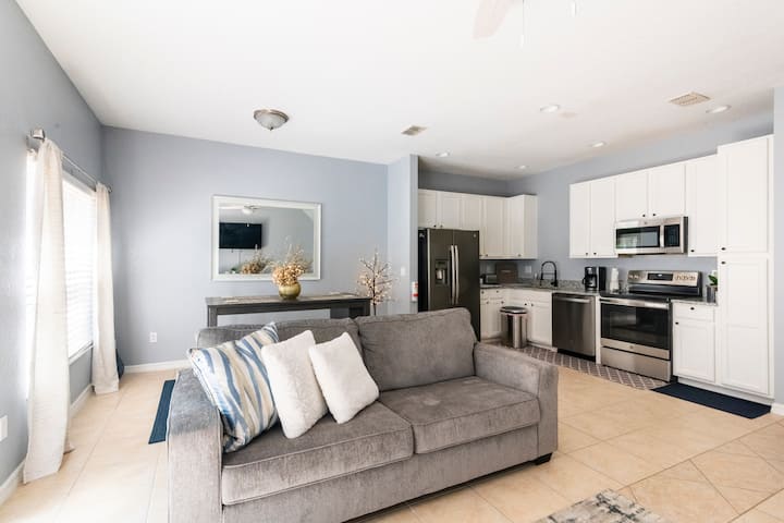 Casa Coral • 4/3 • 
With Hot Tub •
Close To Disney - Kissimmee