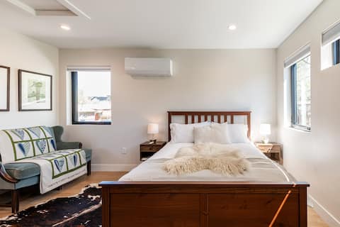 Top Airbnb: Lovely Guest House, 1 Block from Sloan Lake! in Sloan Lake
