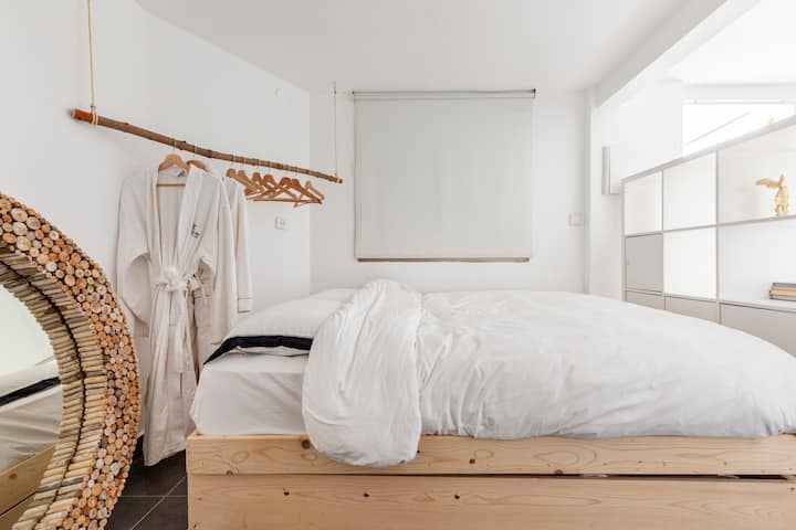 مرتبة عظمية مريحة وملاءات سرير عالية الجودة. 