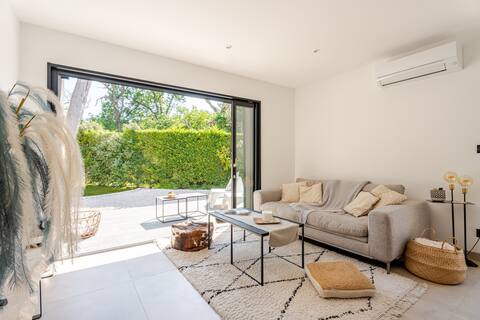 Popular Airbnb listing: The Clue Garden in Marseille 11e Arrondissement