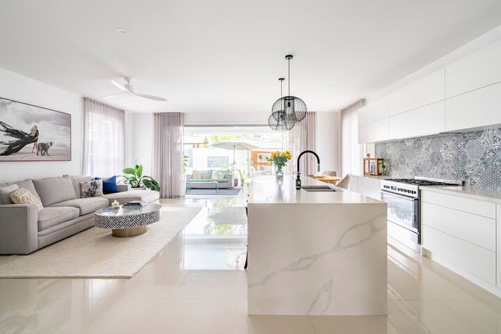 Bayside Luxury Retreat gallery image 2