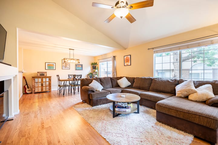 Споделено жилищно пространство с два телевизора!