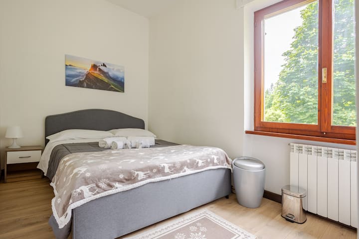 卧室明亮安静，配有舒适的床、大窗户和大衣柜。 还有一张书桌，是舒适放松地工作或学习的理想选择。