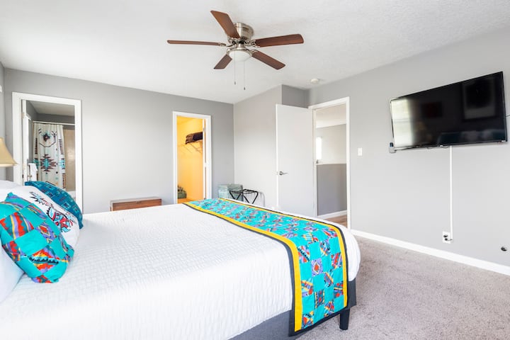 Dormitorio 1: dormitorio principal con cama tamaño king (exuberante colchón de espuma de 14pulgadas), baño privado, TV inteligente de 55 pulgadas, espacio de trabajo designado, vestidor y área de estar.