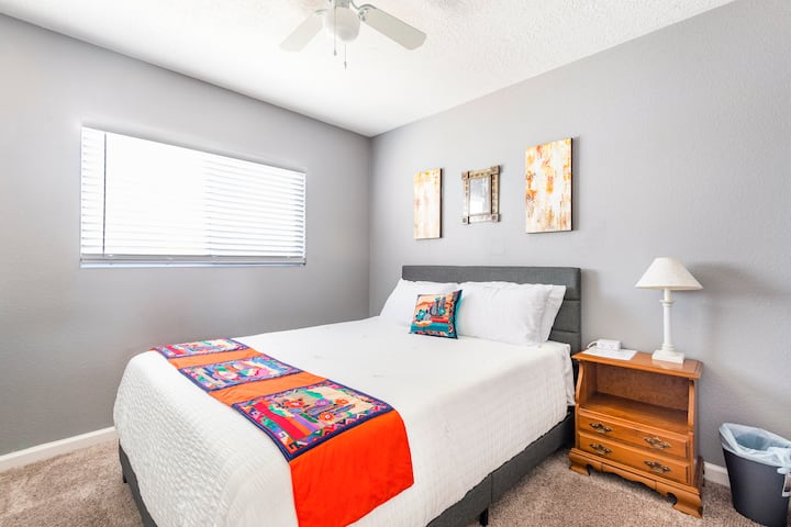 Dormitorio 2: cama tamaño queen (con exuberantes colchones de espuma viscoelástica de 14 pulgadas, cubierta con espuma viscoelástica de gel de refrigeración de 4 pulgadas), mesita de noche, cable de alimentación de protector contra sobretensiones, lámpara, armario y portaequipajes.