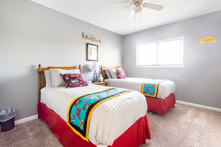 El dormitorio 4 tiene dos camas (con muelles y colchones con la parte superior acolchada), mesita de noche, lámpara y cable de extensión del protector contra sobretensiones con enchufe USB. También tiene un armario y un portaequipajes.