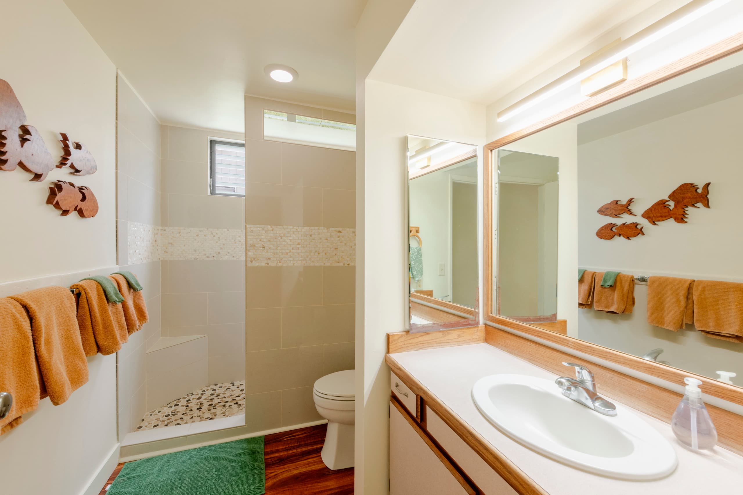 Ideal Location, in Town, Clean and Convenient - Image 17