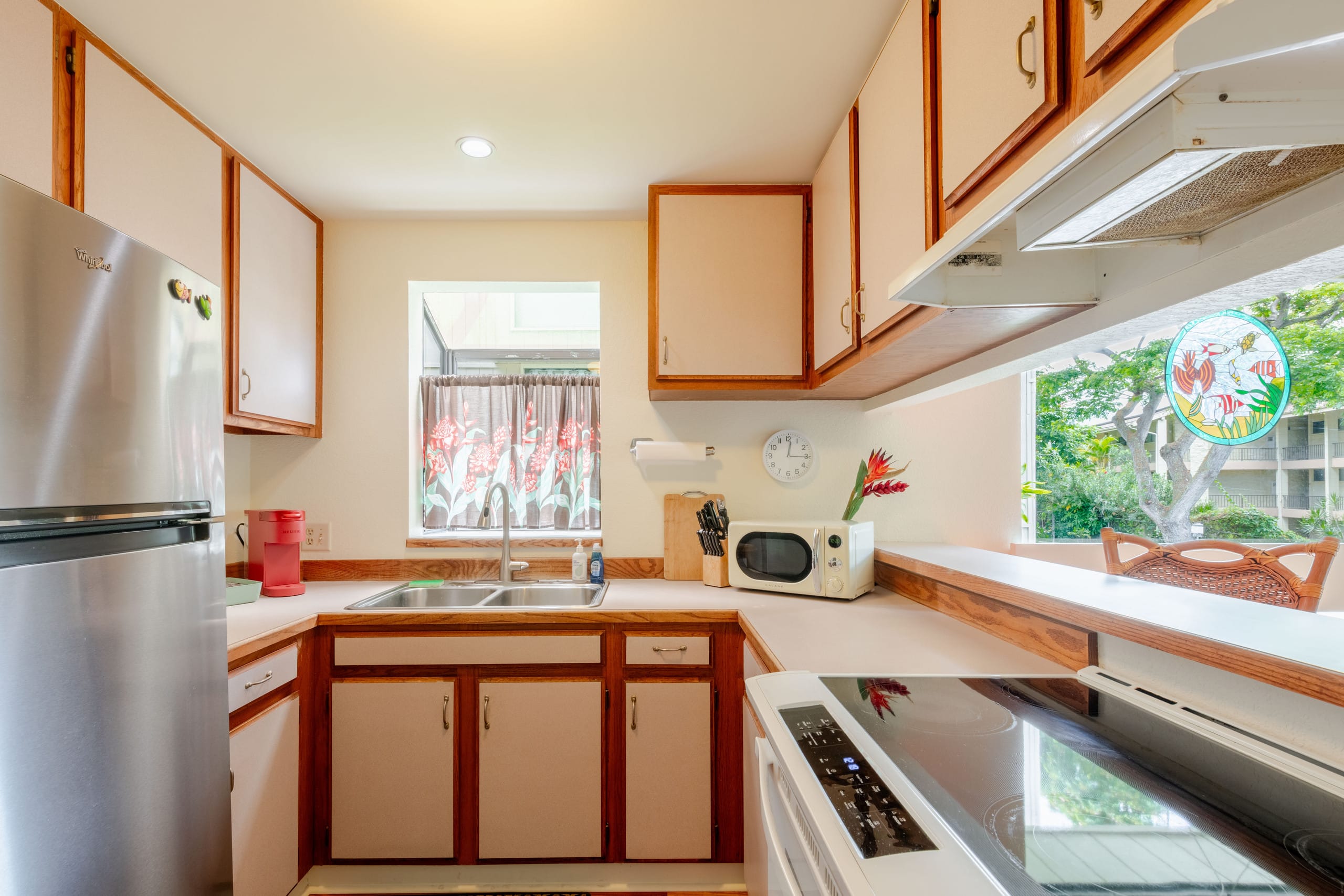 Ideal Location, in Town, Clean and Convenient - Image 7