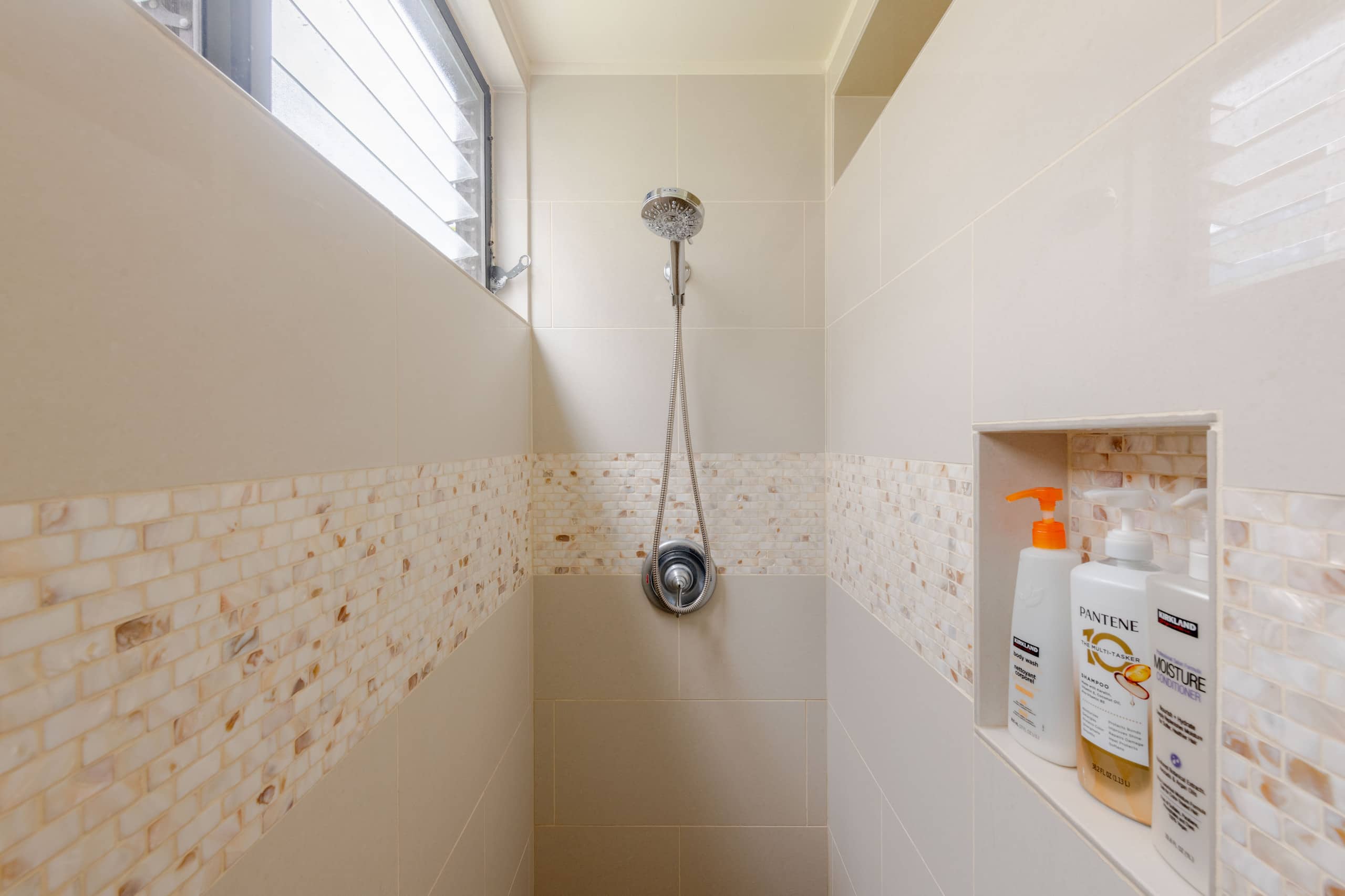 Ideal Location, in Town, Clean and Convenient - Image 15