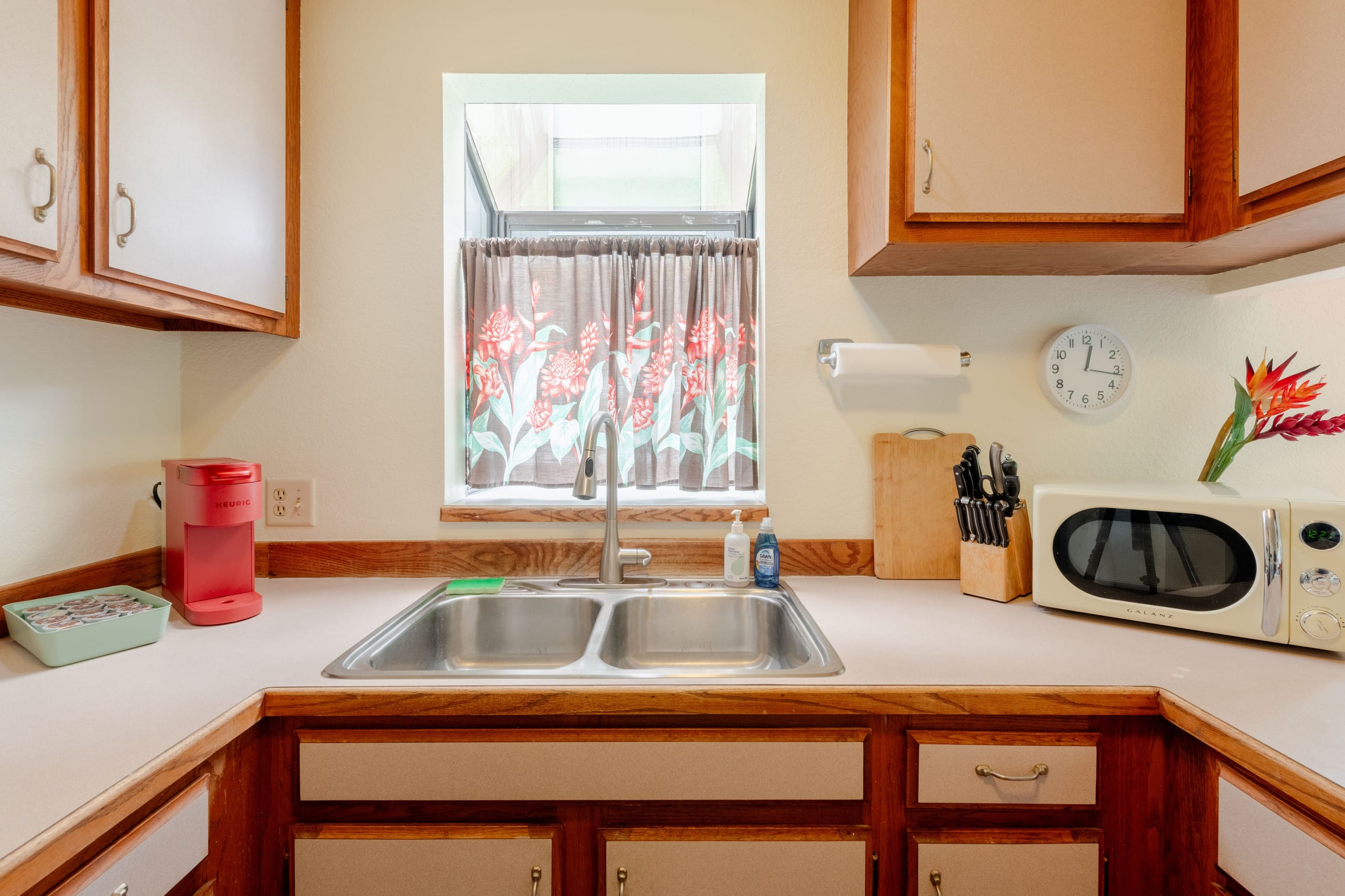 Ideal Location, in Town, Clean and Convenient - Image 10