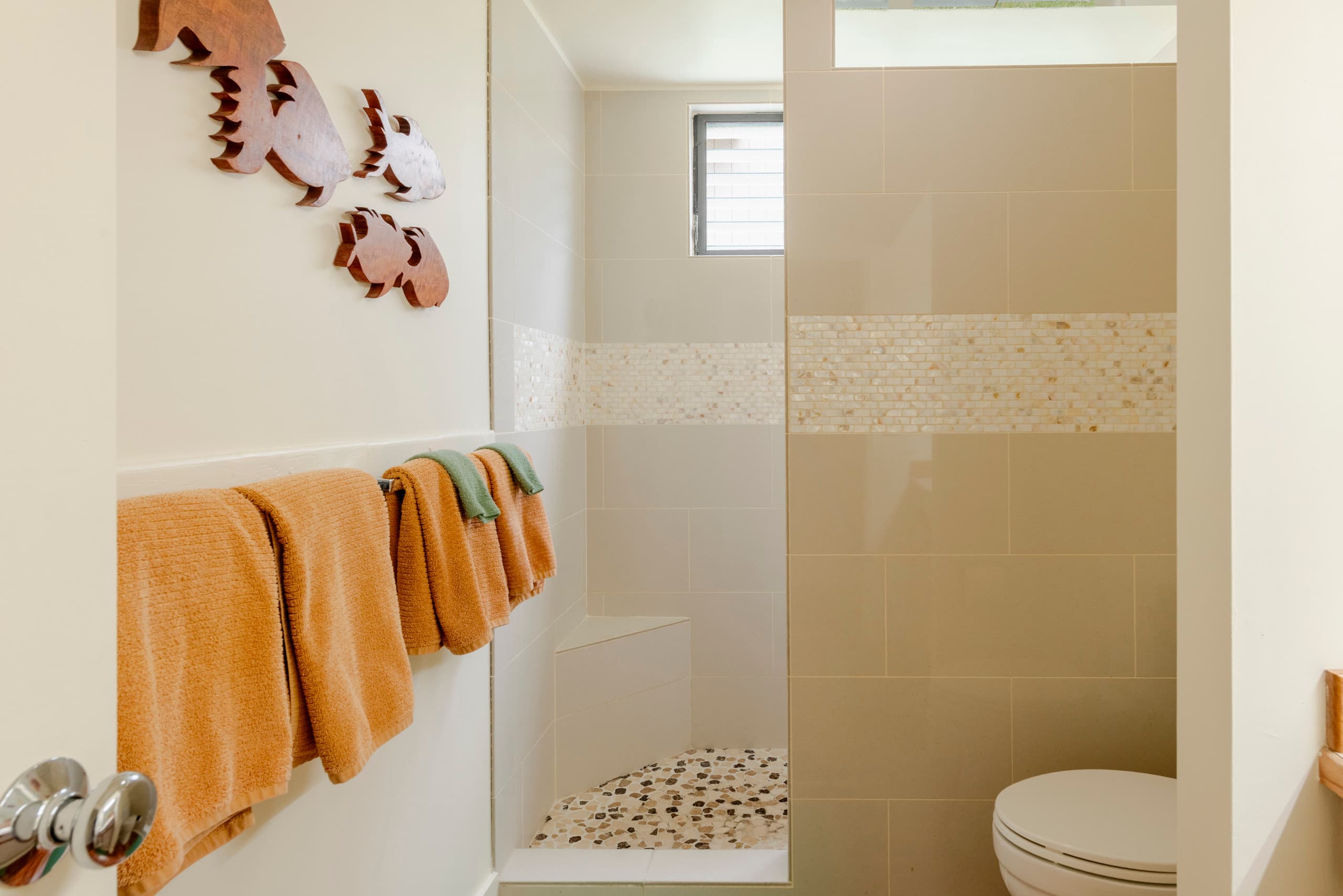 Ideal Location, in Town, Clean and Convenient - Image 16