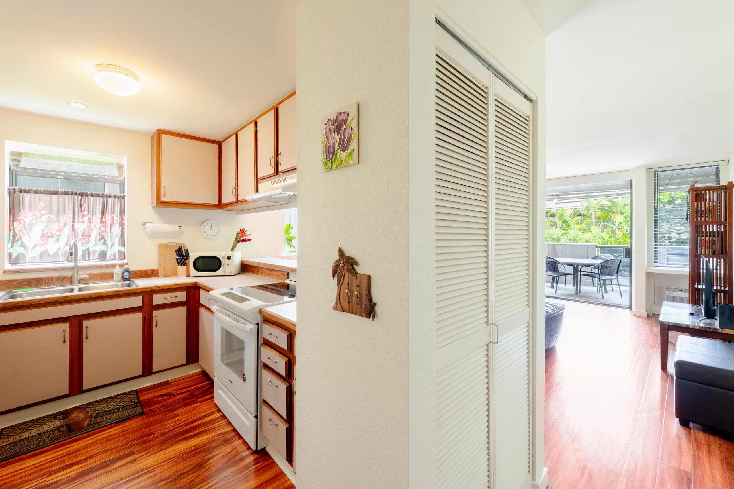Ideal Location, in Town, Clean and Convenient - Image 9