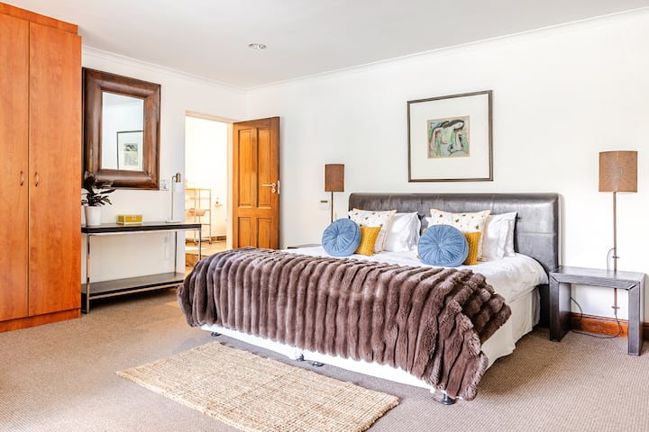 Chambre qui donne sur la piscine et qui a un patio.