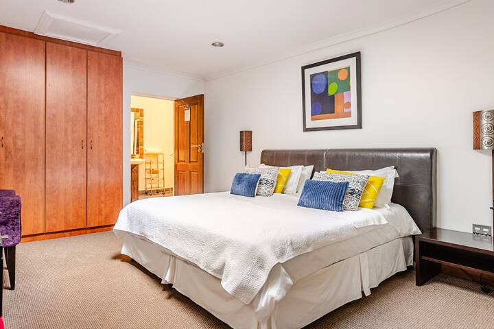 Chambre avec sa propre salle de bain privée attenante