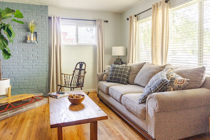 Charming Rustic Retreat Near Airport & Midtown - Sparks, NV