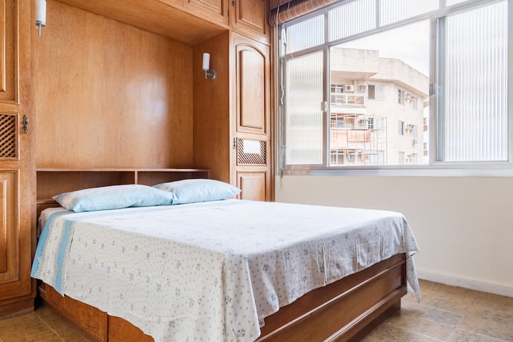 CAMERA DA LETTO MATRIMONIALE CON VENTILATORE A SOFFITTO E ARIA CONDIZIONATA CONDIVISA