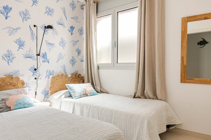 Chambre avec 2 lits de 90 cm. Placard avec penderie et étagères
Chambre avec 2 lits simples (90 cm). Armoire avec penderie et étagères