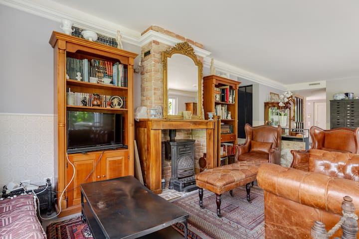 Appartement, piano, billard, jardin.