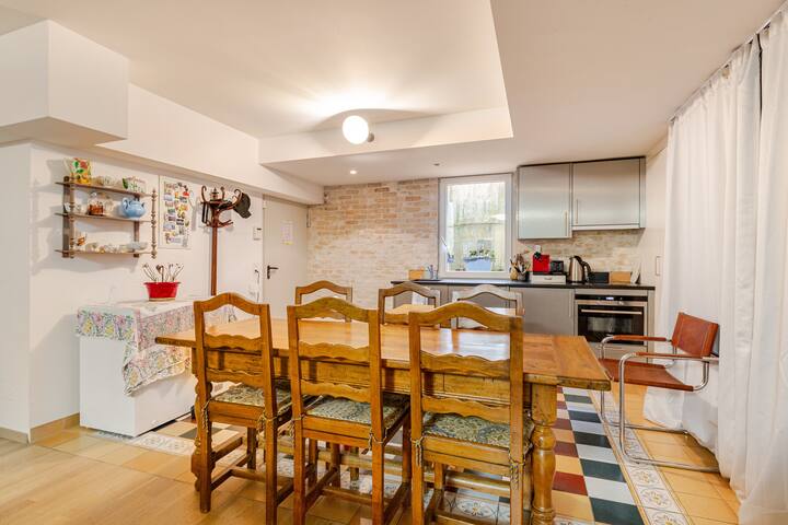 Appartement, piano, billard, jardin. gallery image 2