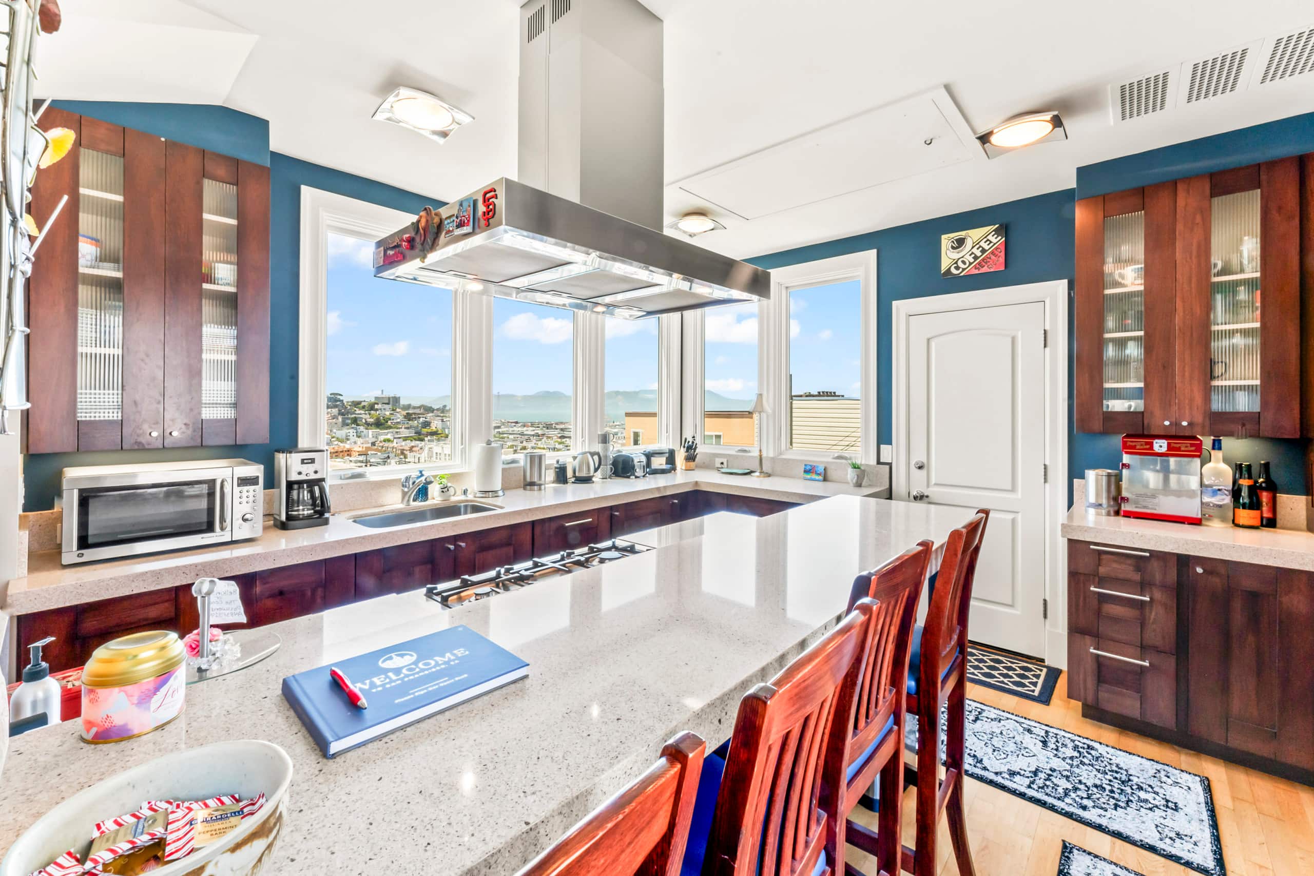 Condo in San Francisco · ★4.99 · 2 bedrooms · 2 beds · 1.5 baths - Image 11