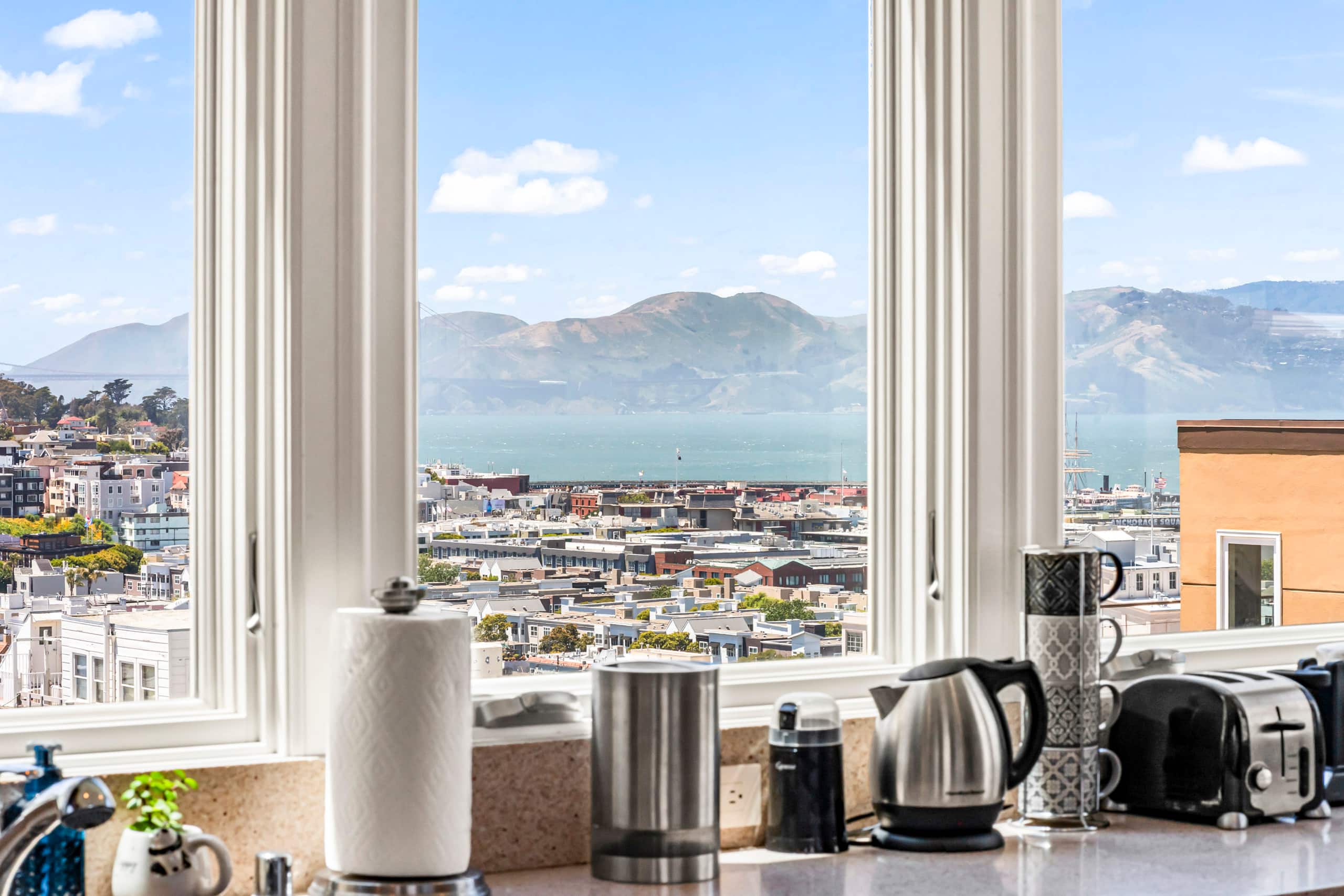 Condo in San Francisco · ★4.99 · 2 bedrooms · 2 beds · 1.5 baths - Image 10